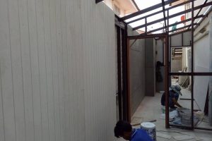 งานโครงเหล็กผนังและติดตั้งแผ่นสมาร์ทบอร์ดเซาะร่อง 3 นิ้ว